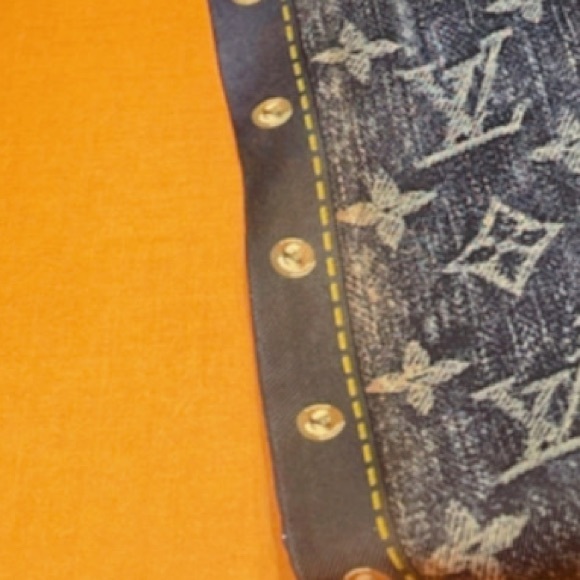 💯% Authentic LOUIS VUITTON
Silk Monogram Denim Bandeau Blue✨ - Picture 9 of 13